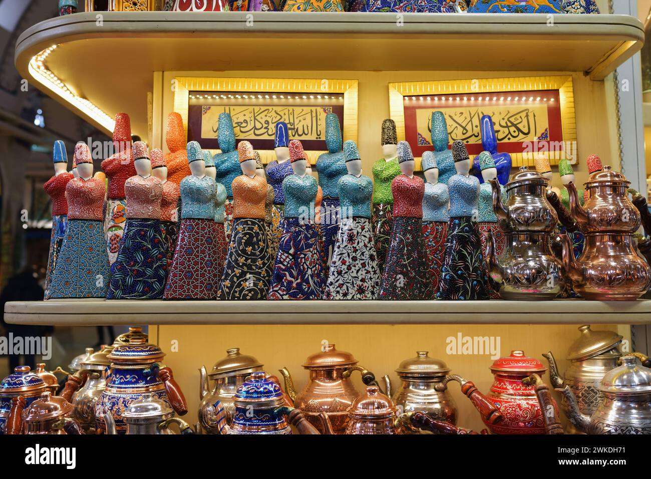 Istanbul, Türkei - 8. Dezember 2023: Präsentation eines Souvenirshops mit traditionellem türkischem Kunsthandwerk. Dancing Derwih und verschiedene andere Produkte. Stockfoto