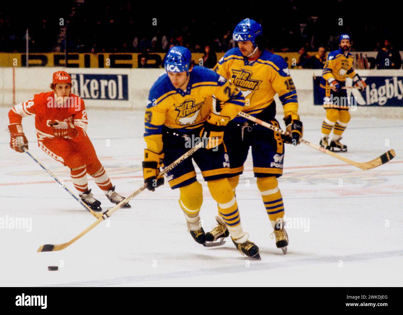 Internationales Spiel Schweden-Sowjetunion in Stockholm. Kent Erik Andersson und Rolf Edberg halten den Puck von Sergei Makarov Stockfoto