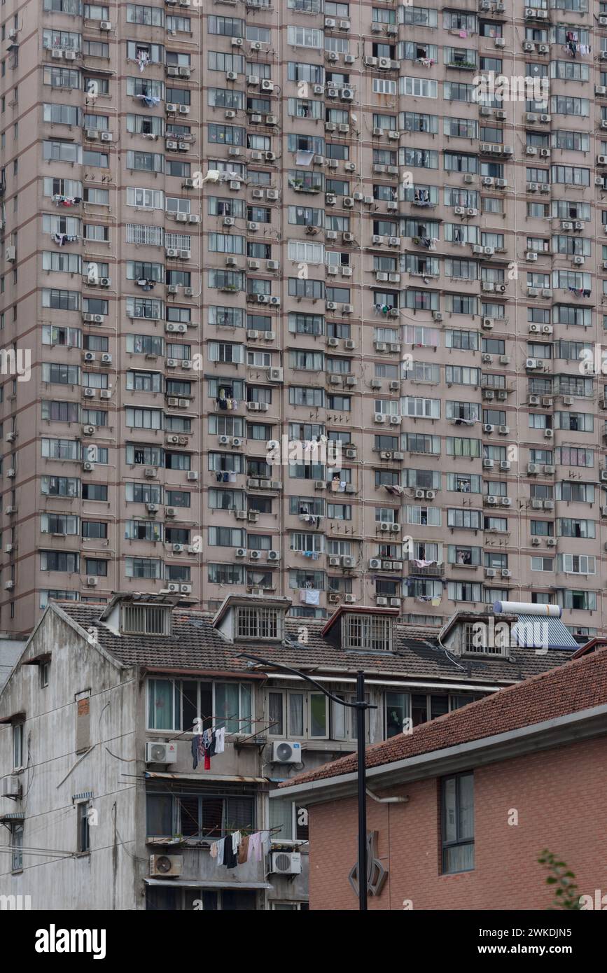Shanghai, China - 31. August 2023: Teilweises Erscheinungsbild von Wohnwohnungen mit hoher Dichte in Shanghai Stockfoto