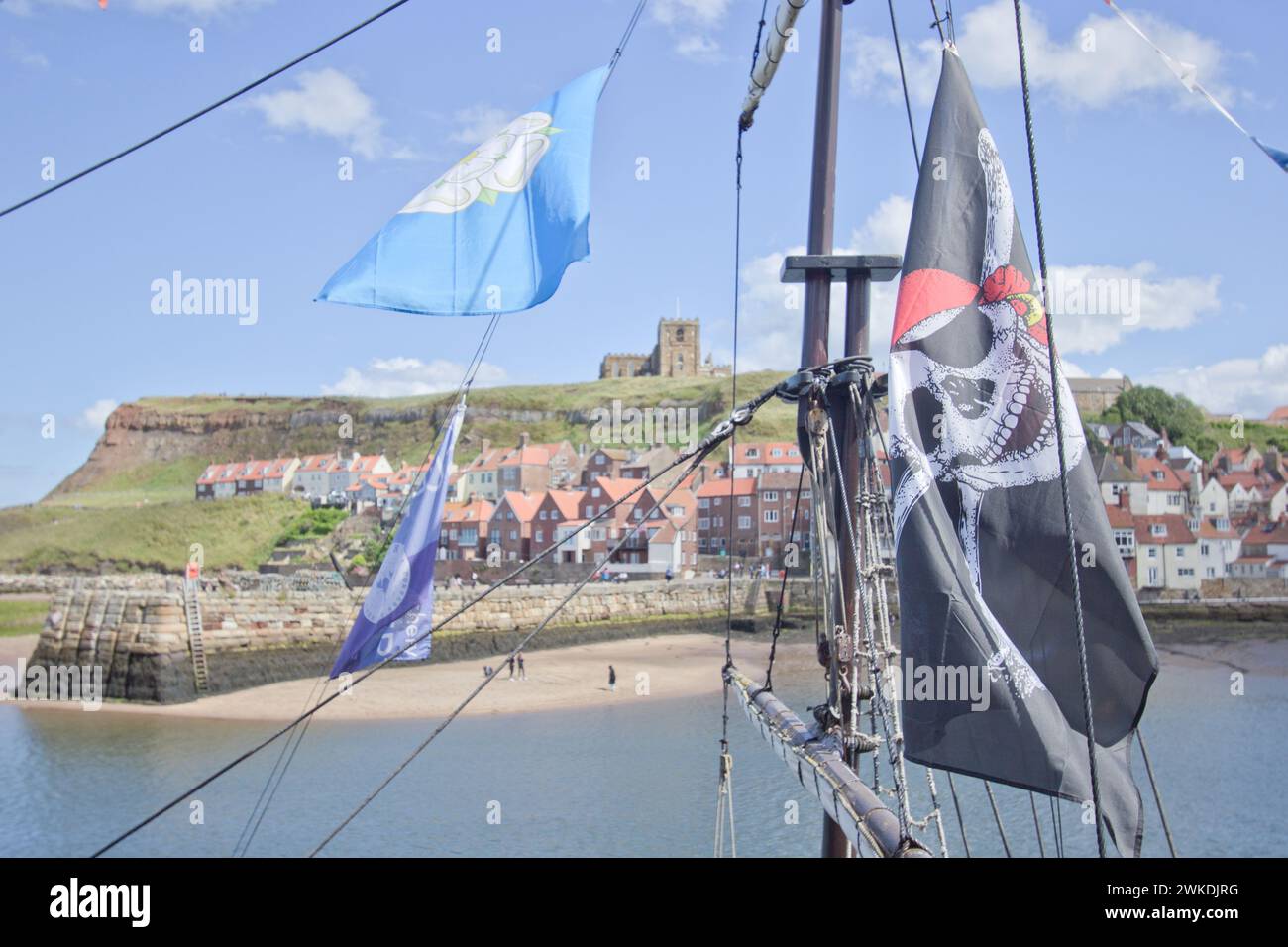 Blick auf Whitby und Piratenflagge Stockfoto