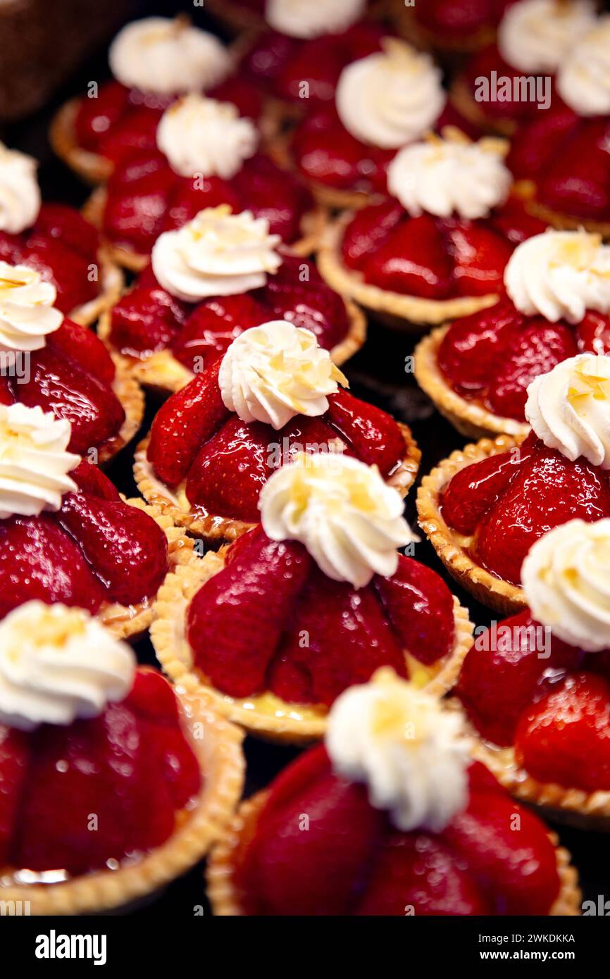 Erdbeerkuchen in der Bäckerei-Konditorei Steininger Bäckerei, Matten bei Interlaken, Schweiz Stockfoto