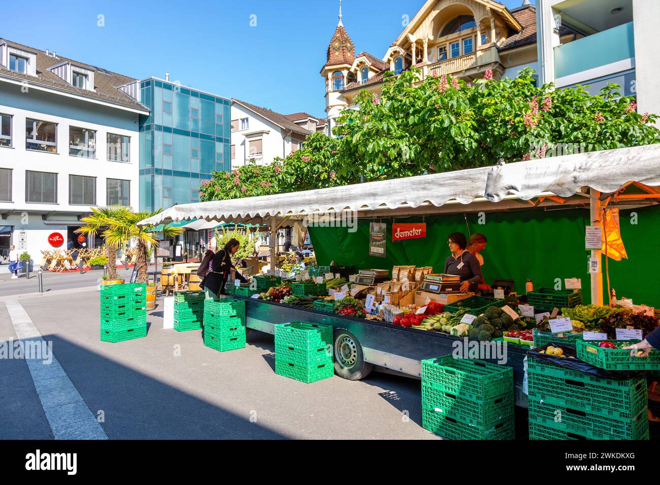 Grüner Lebensmittelstand am Marktplatz Interlaken, Schweiz Stockfoto