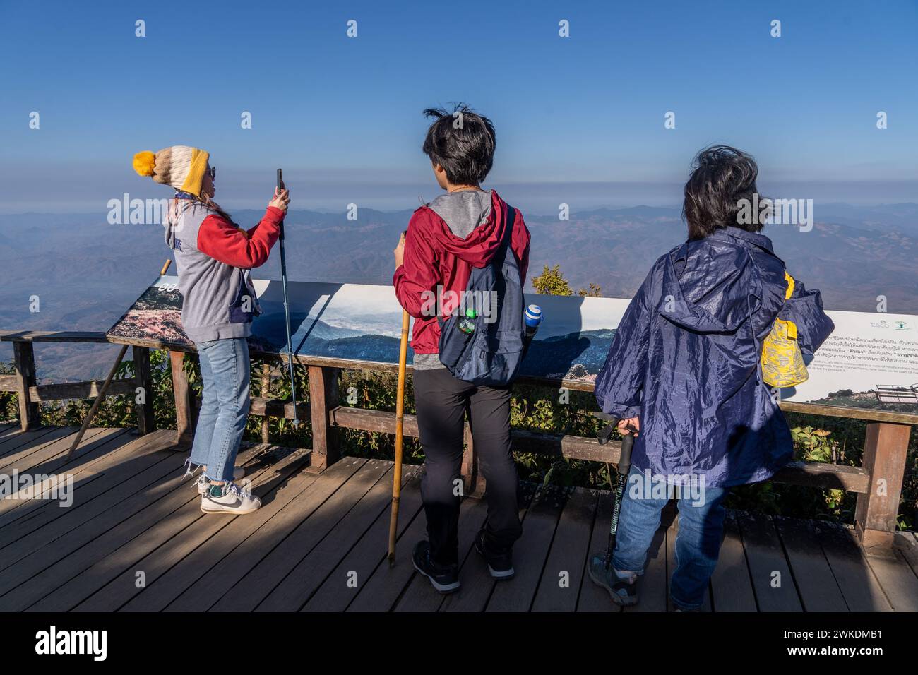 Besucher und Ausblicke auf den Doi Inthanon Nationalpark in der Provinz Chiang Mai, Thailand Stockfoto
