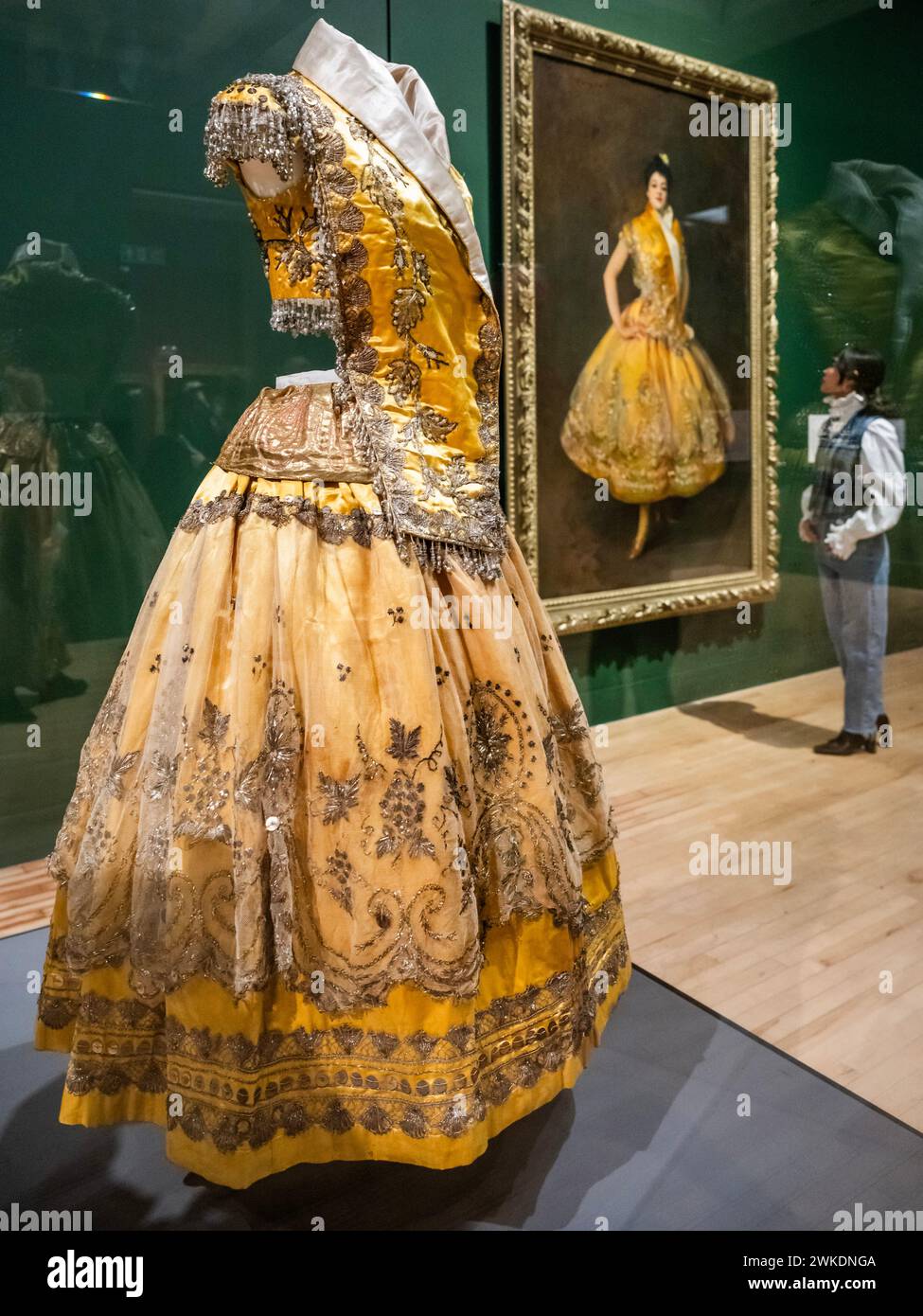 London, Großbritannien. Februar 2024. La Carmecita, 1890, mit Kostüm getragen von ihr, um 1890 - Sargent and Fashion eine neue Ausstellung in der Tate Britain, die die bahnbrechende Rolle des Künstlers als Stylistin enthüllt. Es zeigt 60 Gemälde von John Singer Sargent sowie mehrere antike Kleider und Accessoires, von denen viele von den Sittern selbst getragen wurden. Guy Bell/Alamy Live News Stockfoto