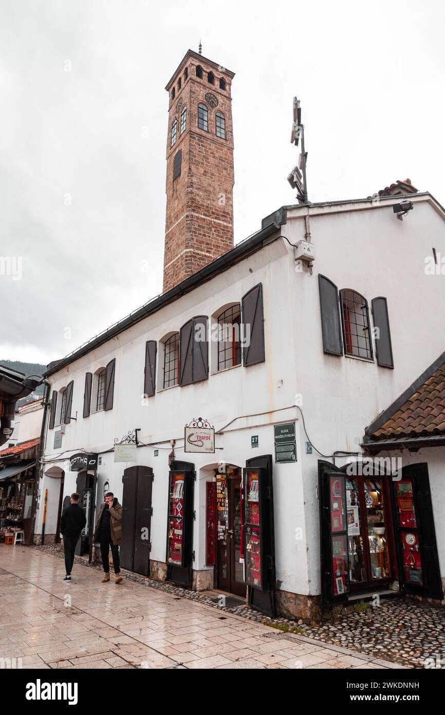 Sarajevo – BiH – 11. Februar 2024: Der Sarajevski Sahat Kula ist ein osmanischer Uhrenturm in Sarajevo, der Hauptstadt von Bosnien und Herzegowina. Stockfoto