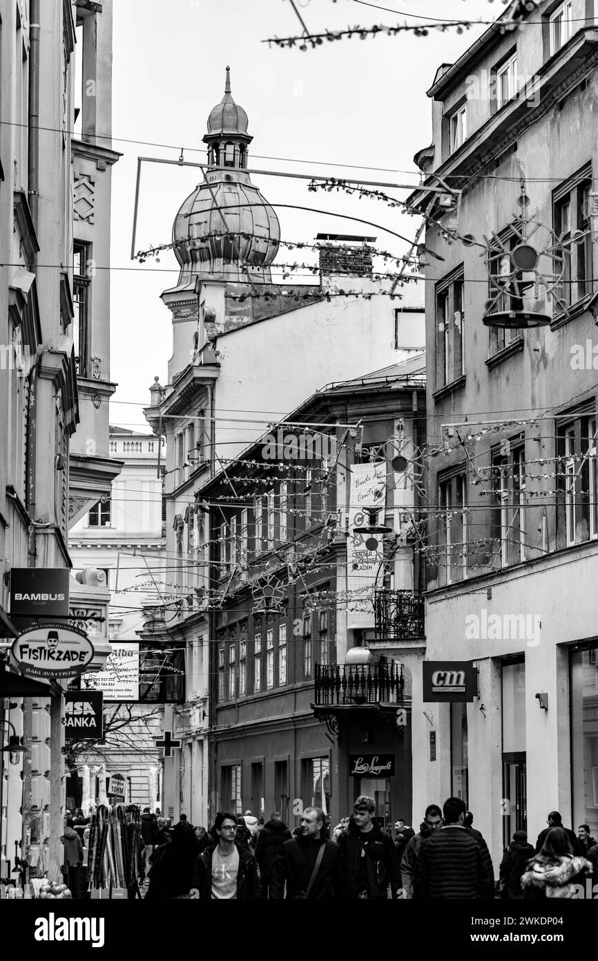 Sarajevo - Bosnien und Herzegowina - 11. Februar 2024: Die Ferhadija-Straße ist eine der wichtigsten Fußgängerzonen in Sarajevo und liegt in den Gemeinden Cent Stockfoto