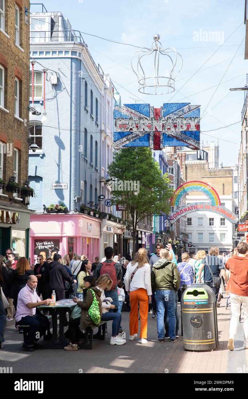 Die Carnaby Street ist für die Krönung dekoriert, während sich London auf die Krönung von König Karl III. Vorbereitet Stockfoto