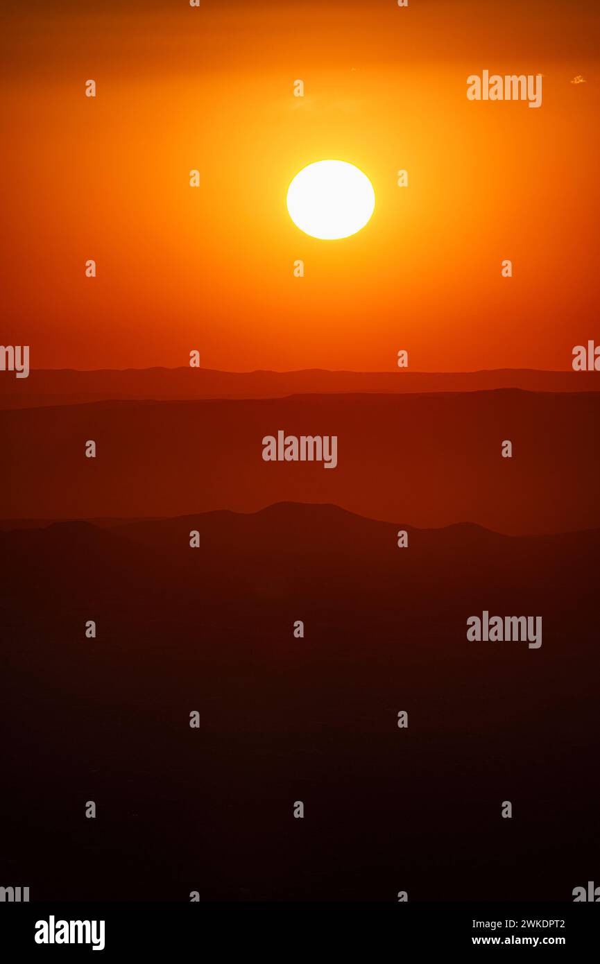 VITALITÄT - NEUANFANG - KRAFT - SCHÖPFUNG - SONNENUNTERGÄNGE AM ROTEN HIMMEL, SANGRE DE CRISTO BERGE, SANTA FE, NM, USA Stockfoto