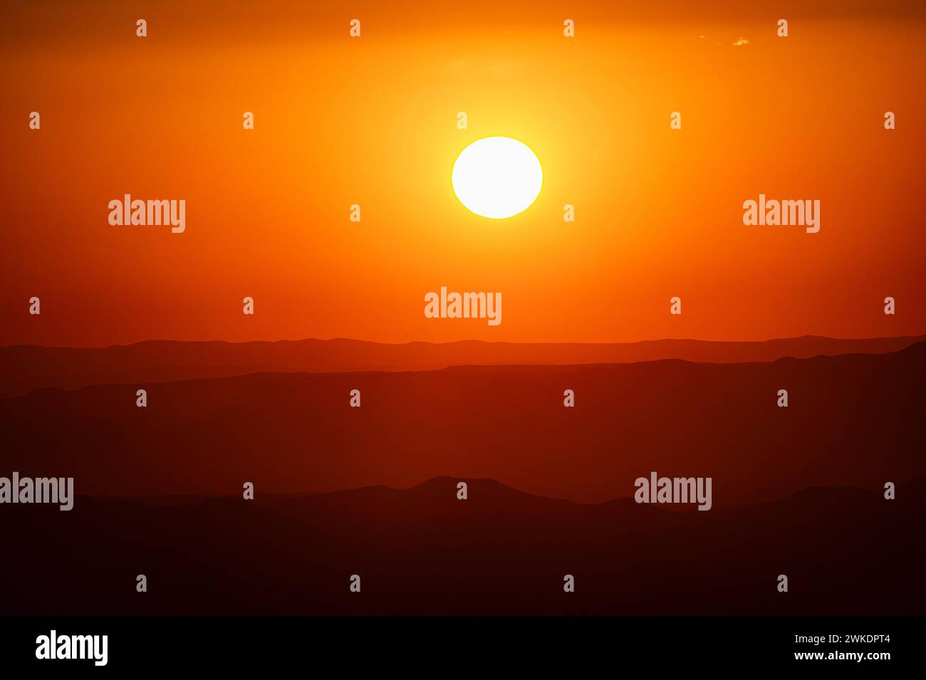 DIE SONNE UNTERGEHT AM ROTEN HIMMEL, SANGRE DE CRISTO MOUNTAINS, SANTA FE, NM, USA Stockfoto