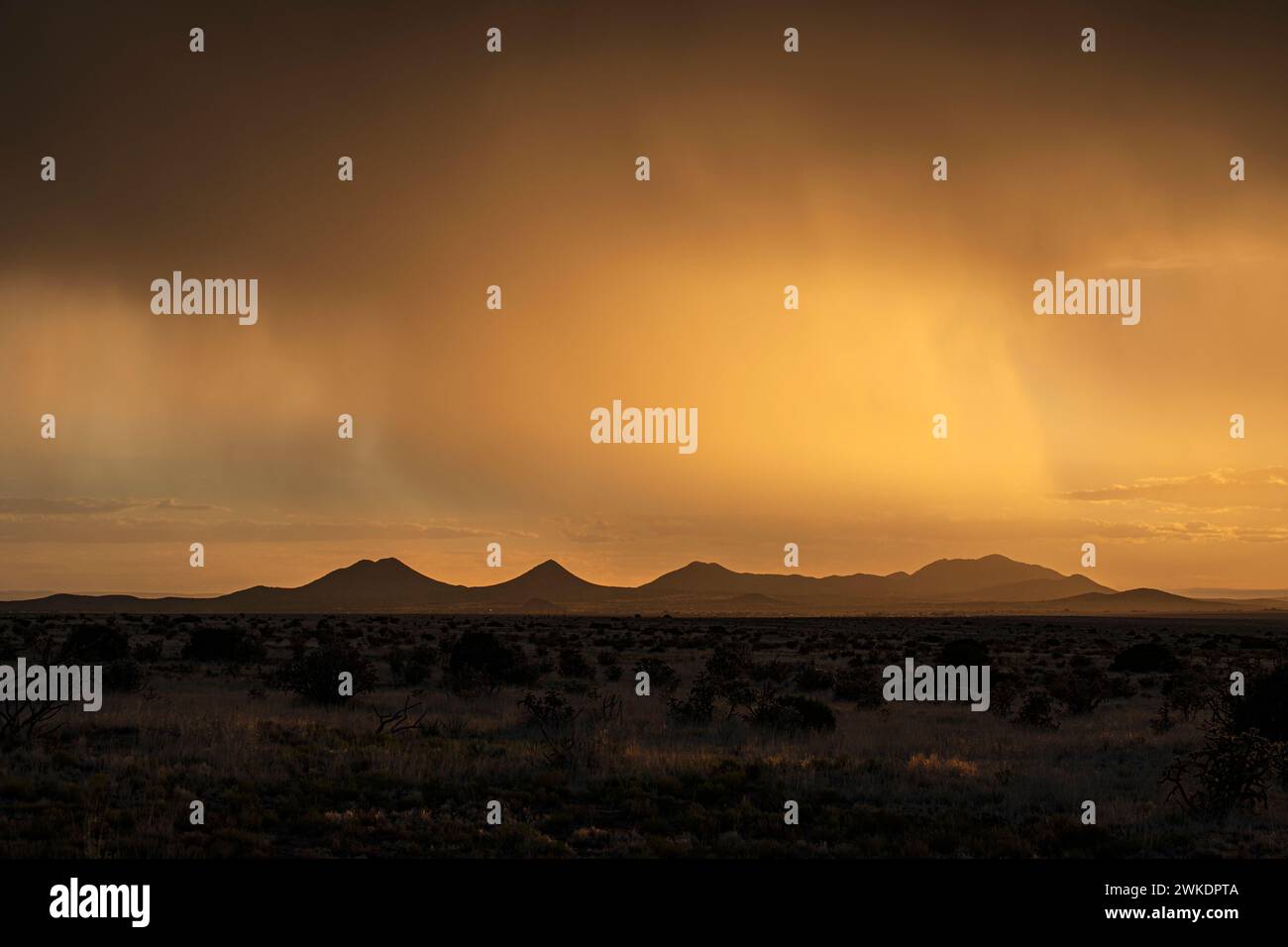 STURM ÜBER CERRILLOS, NM, USA Stockfoto