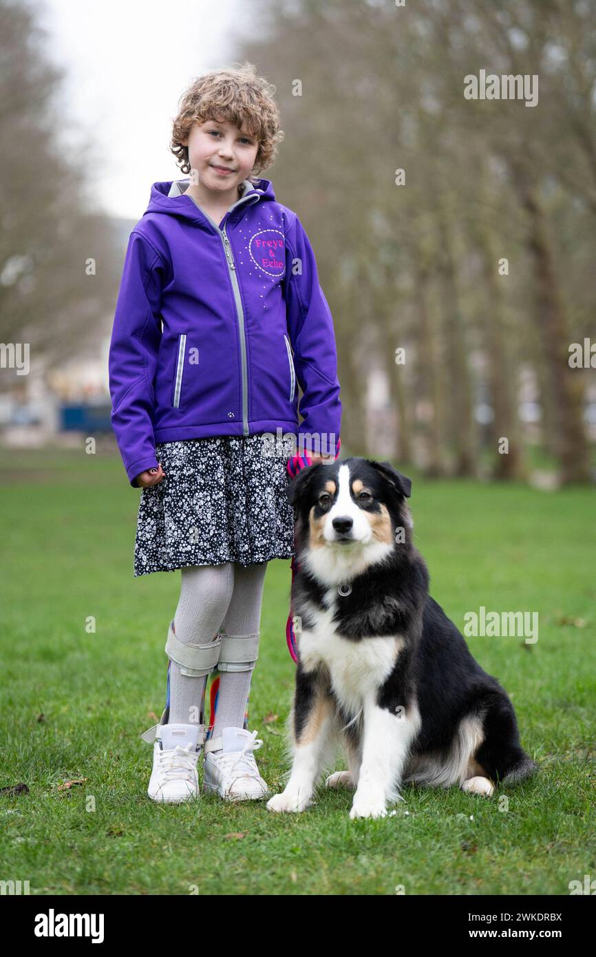 Finalist des Crufts Canine Held Award, der australische Schäferhund Echo mit der Besitzerin Freya Harris, bei einer Auftaktveranstaltung für das Crufts 2024 in Green Park, London. Bilddatum: Dienstag, 20. Februar 2024. Stockfoto