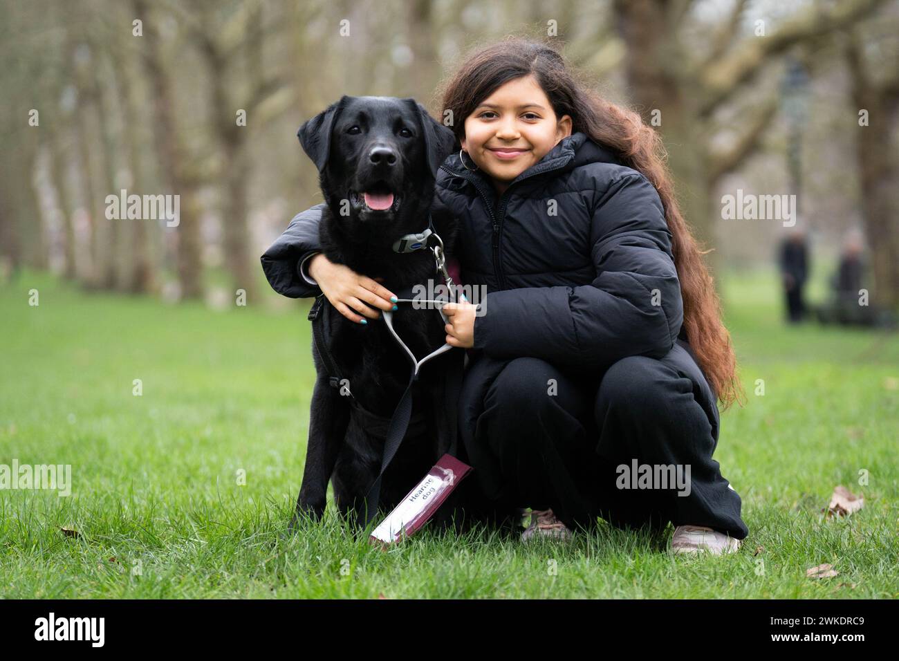 Finalist des Crufts Canine Held Award, Hearing Dog Gordon, zusammen mit der Besitzerin Elyana Kuhlemeier, bei einem Start-Event für Crufts 2024 in Green Park, London. Bilddatum: Dienstag, 20. Februar 2024. Stockfoto