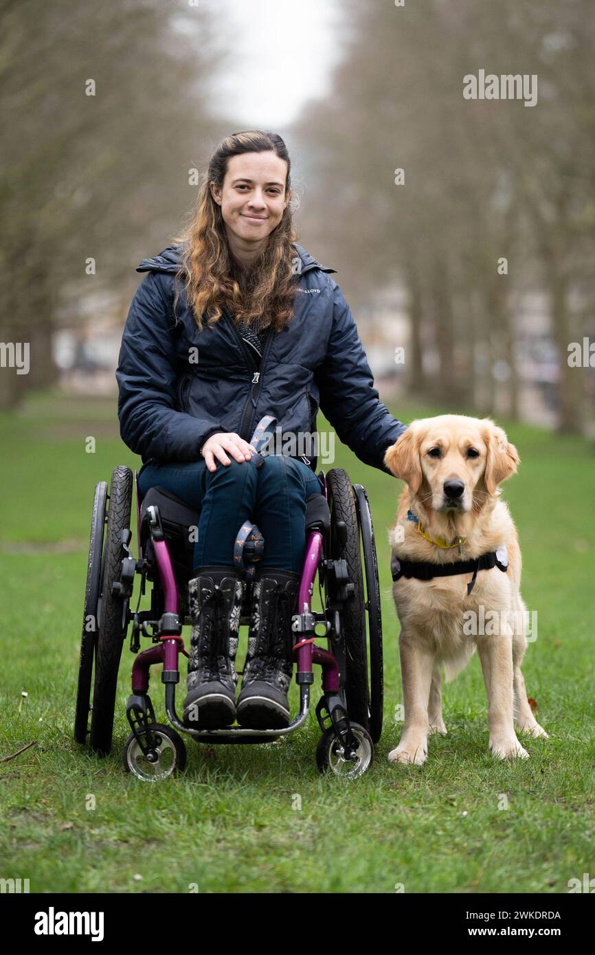 Finalist des Crufts Canine Held Award Golden Retriever Phoebe mit Besitzer Jazz Turner, bei einer Einführungsveranstaltung für das Crufts 2024 in Green Park, London. Bilddatum: Dienstag, 20. Februar 2024. Stockfoto