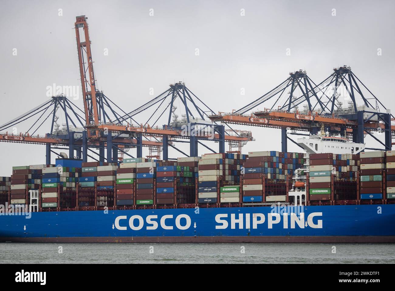 ROTTERDAM - Ein Containerschiff am Euromax-Terminal auf der Rotterdam Maasvlakte. ANP SEM VAN DER WAL niederlande aus - belgien aus Stockfoto