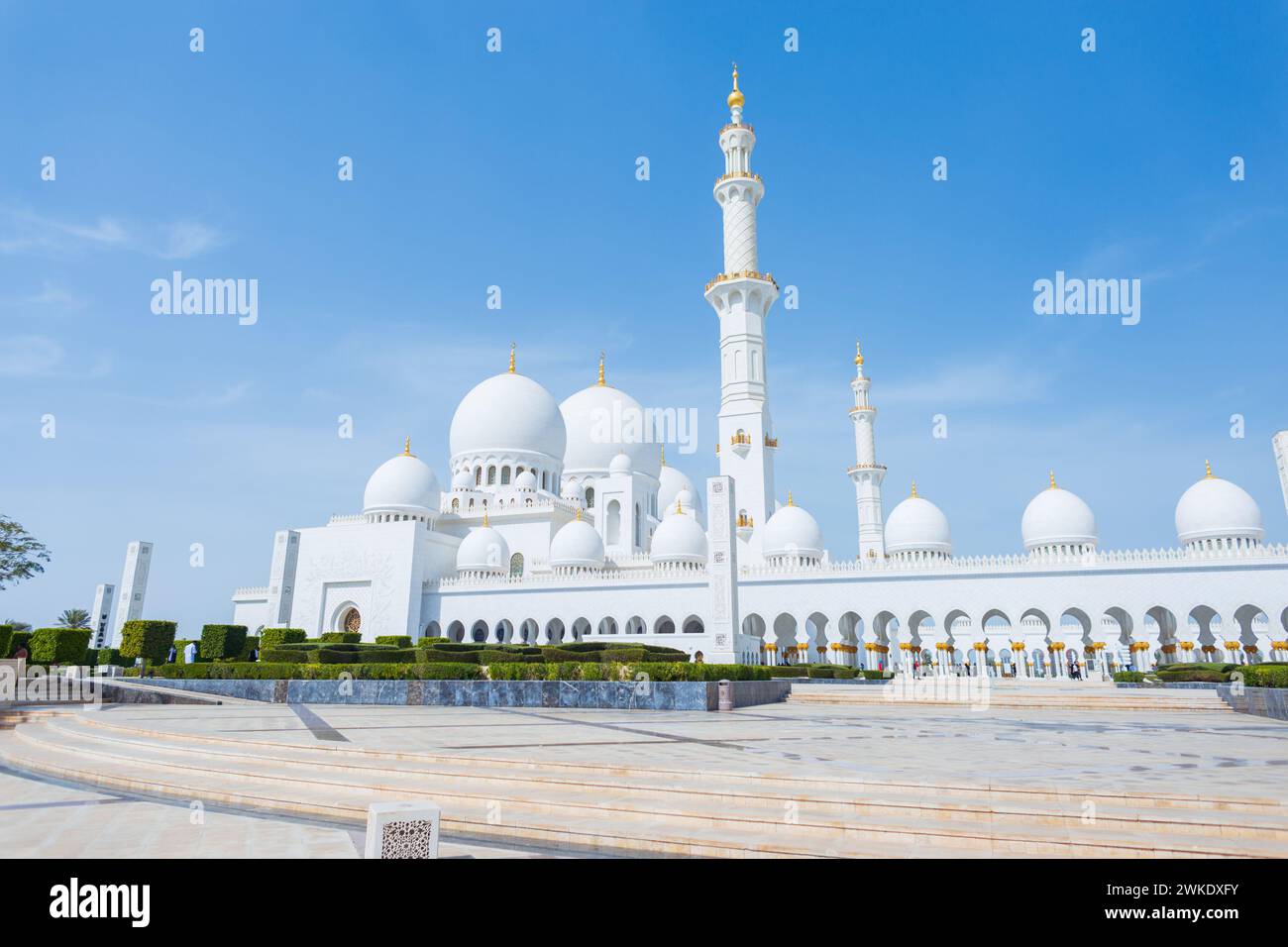 Fantastische weiße Moschee in Abu Dhabi an einem sonnigen Tag. Scheich Zayed Grand Mosque Centre Stockfoto