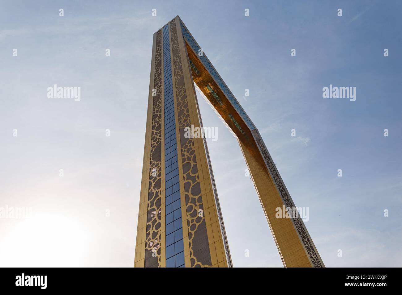 Wunderschönes Gebäude mit goldenem Rahmen in Dubai Stockfoto