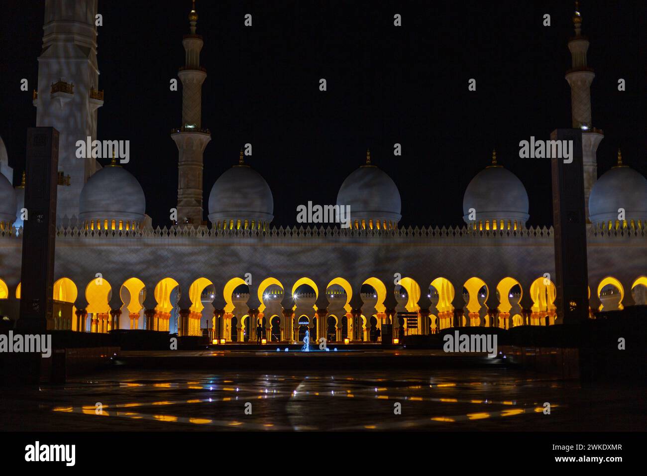 Wunderschöne Moschee in Abu Dhabi bei Nacht. Scheich Zayed Grand Mosque Centre Stockfoto
