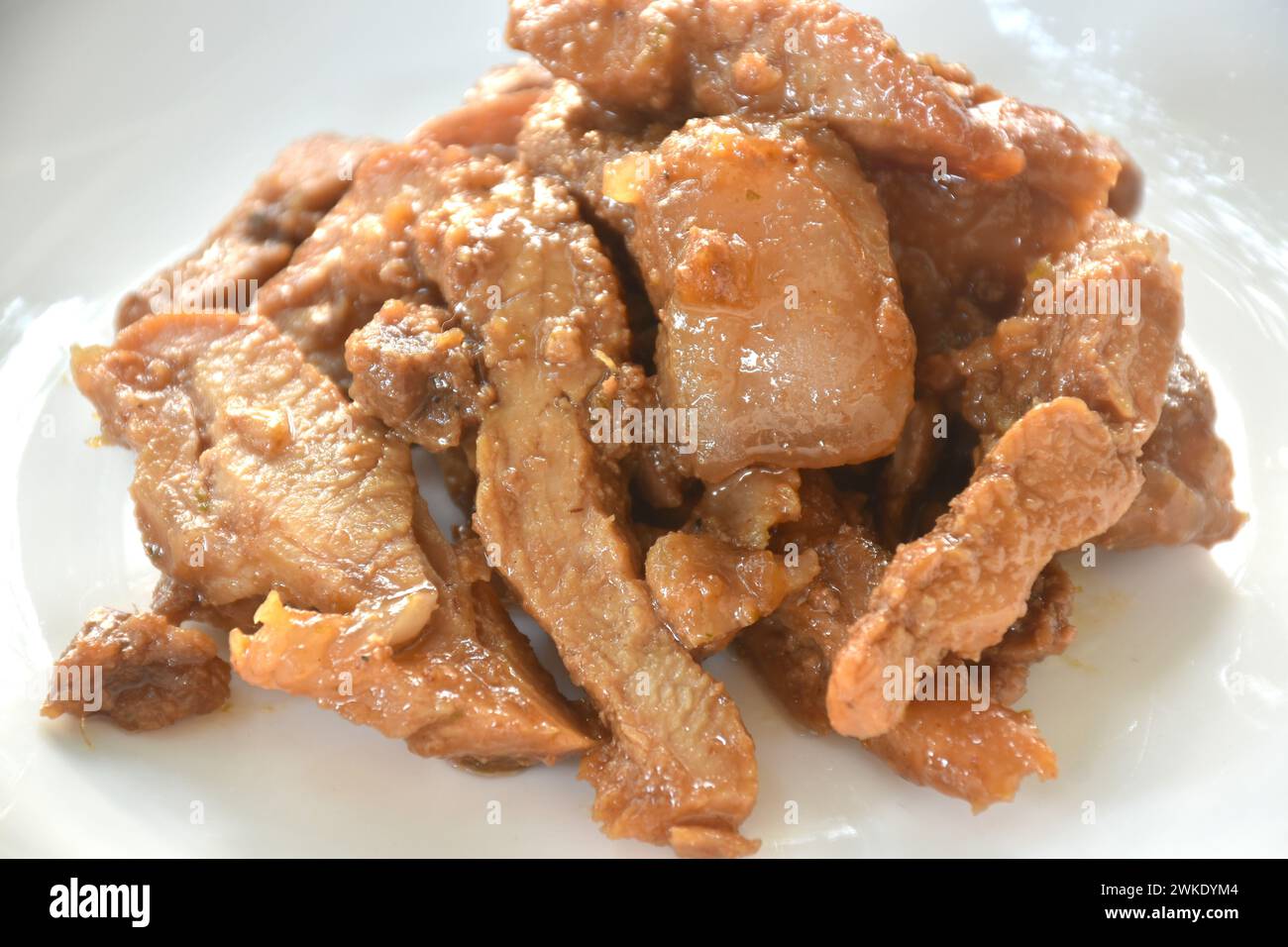 Gedämpfte Scheibe süßes Schweinefleisch auf Teller mit würziger Chili-Sauce Stockfoto