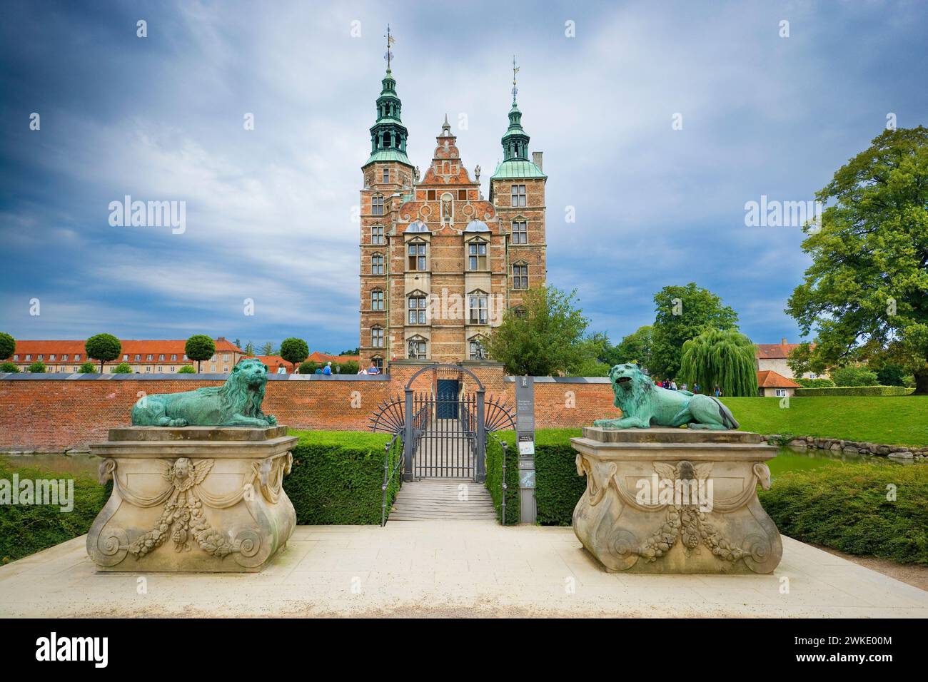 Löwen am Tor von Schloss Rosenborg, Kopenhagen, Dänemark. Nicht erkennbare Personen. Stockfoto
