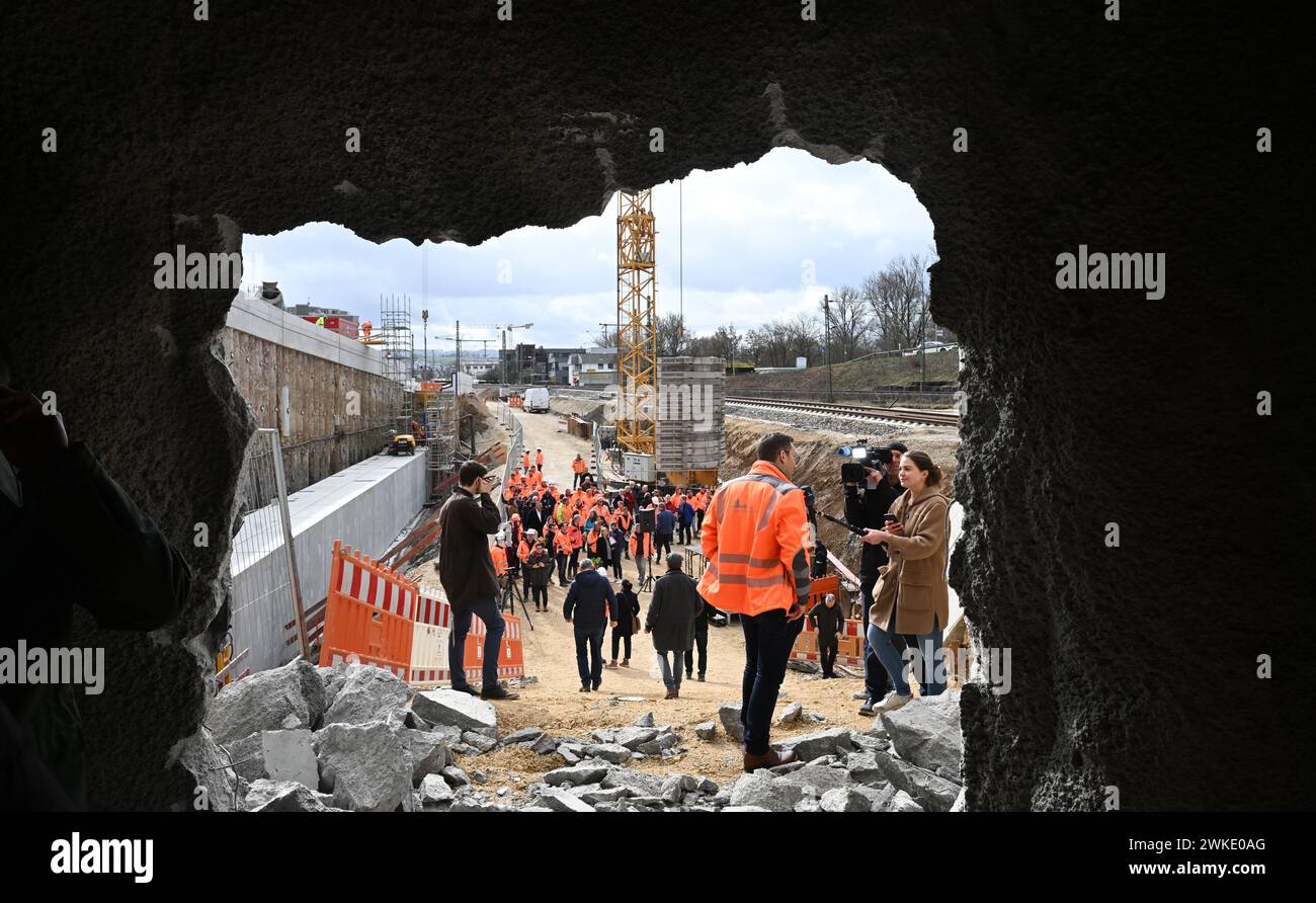 Oberboihingen, Deutschland. Februar 2024. Die letzte Tunnelwand wird beim Tunneldurchbruch in der großen Wendlinger Kurve im Rahmen des milliardenschweren Bauprojekts Stuttgart 21 symbolisch freigelegt. Seit Mitte 2019 baut die Deutsche Bahn im Auftrag des Landes Baden-Württemberg den Ausbau des Bahnprojekts Stuttgart-Ulm. Der Durchbruch über die kleine und große Wendlinger Kurve wird die bestehende Bahnstrecke Stuttgart–Tübingen mit der im Rahmen von Stuttgart 21 errichteten Infrastruktur verbinden. Quelle: Bernd Weißbrod/dpa/Alamy Live News Stockfoto