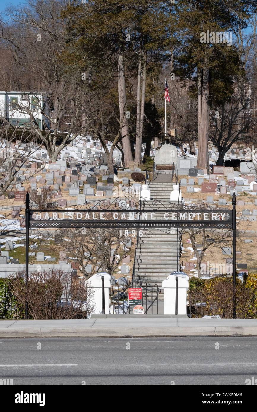 Der Eingang zum Hartsdale Canine Cemetery, einem Ruheplatz für Hunde, Katzen und andere Tiere. Es ist der älteste Friedhof seiner Art in Amerika Stockfoto