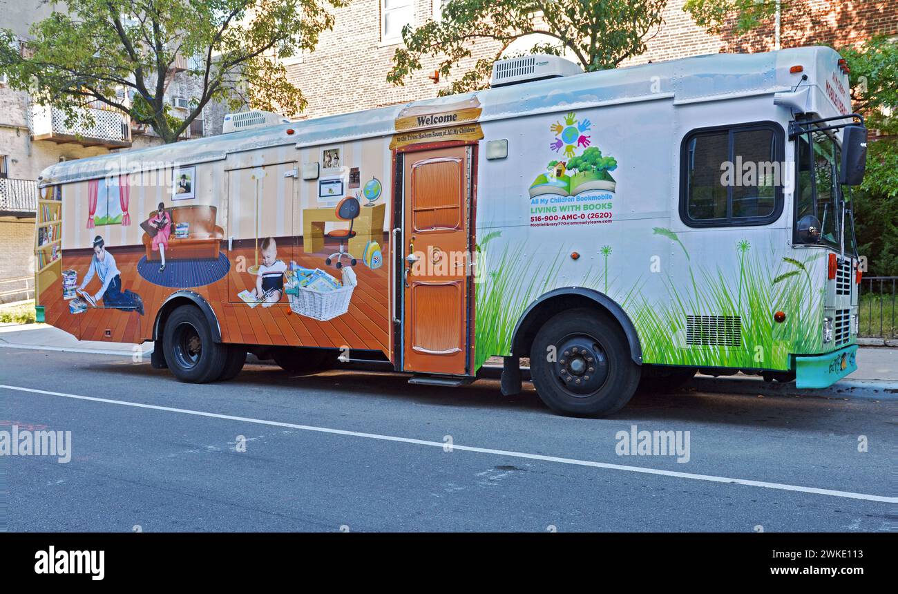 Ein Buchmobil für jüdische Kinder, gesponsert von Chabad Lubavitch, geparkt in Crown Heights, Brooklyn, New York. Stockfoto