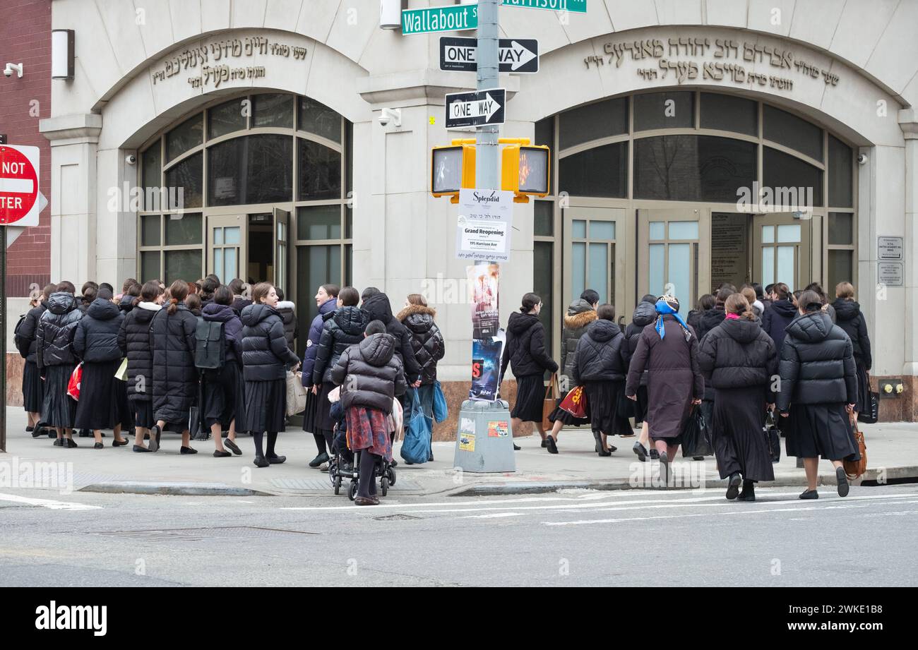Orthodoxe jüdische Mädchen betreten ihre örtliche High School, nur wenige Minuten vor der Eröffnungsglocke. In Brooklyn, New York. Stockfoto