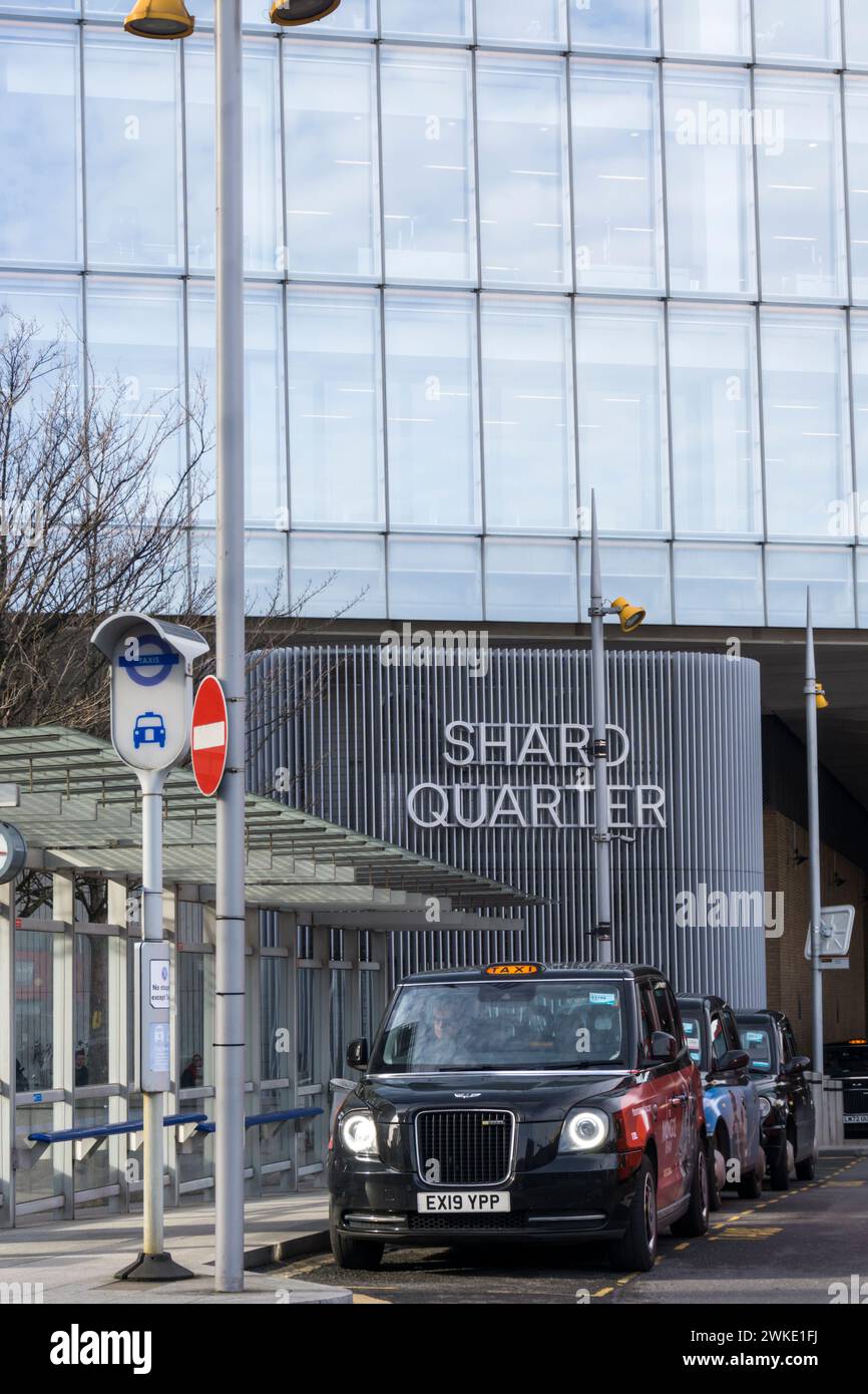Ein Taxistand neben dem Shard in Southwark, London, mit einem Schild für das Shard Quarter. Stockfoto