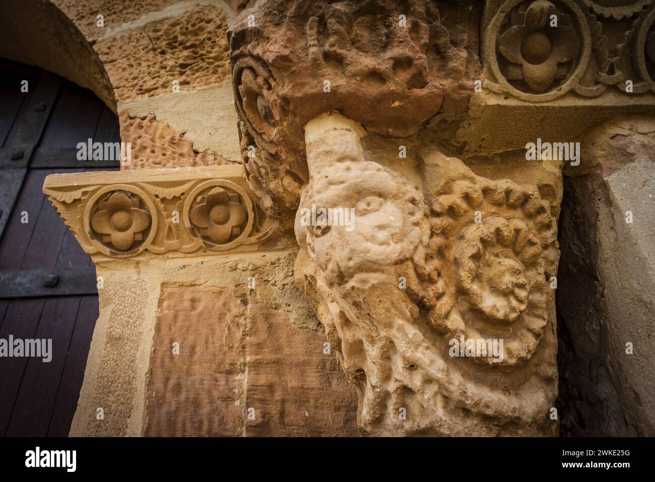 Kirche Santa Maria de Eunate , romanische figurative Hauptstadt, 12. Jahrhundert, Ilzarbe-Tal, Navarra, Spanien. Stockfoto