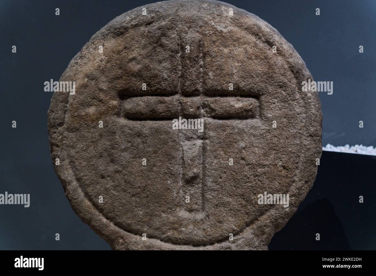 estela funeraria con cruz latina, siglo IX, Retortillo, Museum für Urgeschichte und Archäologie (MUPAC), Santander, Kantabrien, Spanien. Stockfoto