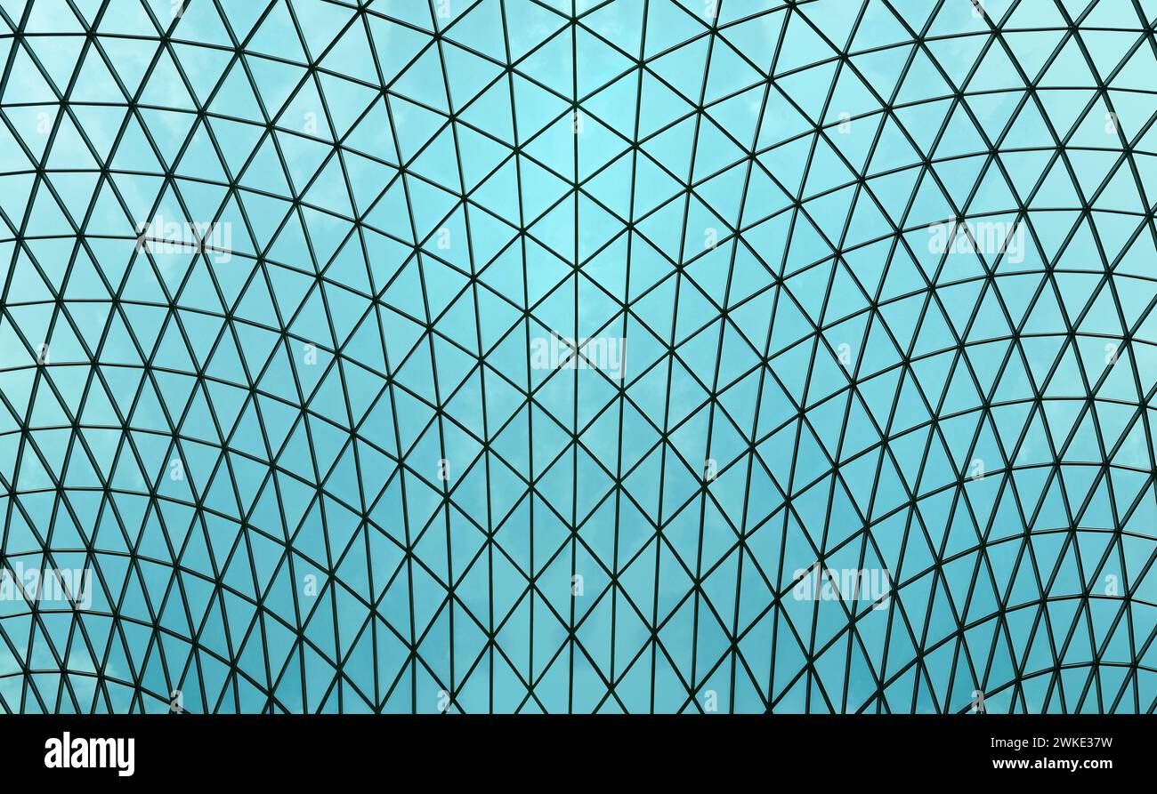Innenansicht des Glasgitterdachs über dem Great Court im British Museum, London, England, Vereinigtes Königreich Stockfoto