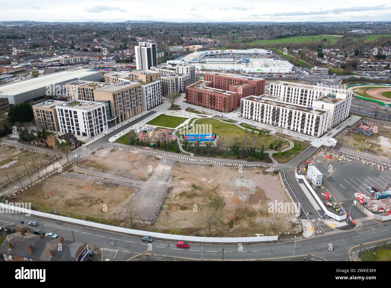Perry Barr, Birmingham, 20. Februar 2024. Der Stadtrat von Birmingham hat das nie fertiggestellte Commonwealth Games Athleten Village zum Verkauf gebracht, da es versucht, Geld zu sammeln, während es Hunderte Millionen Pfund verschuldet ist. Das umzäunte Dorf, das auf dem alten Grundstück der Birmingham City University liegt (und den „Hare of the Dog“ University Pub in North Birmingham besitzt), hat noch nie eine Person in den Wohnungen geschlafen, die eigentlich an die Bewohner verkauft werden sollten. Quelle: Stop Press Media/Alamy Live News Stockfoto