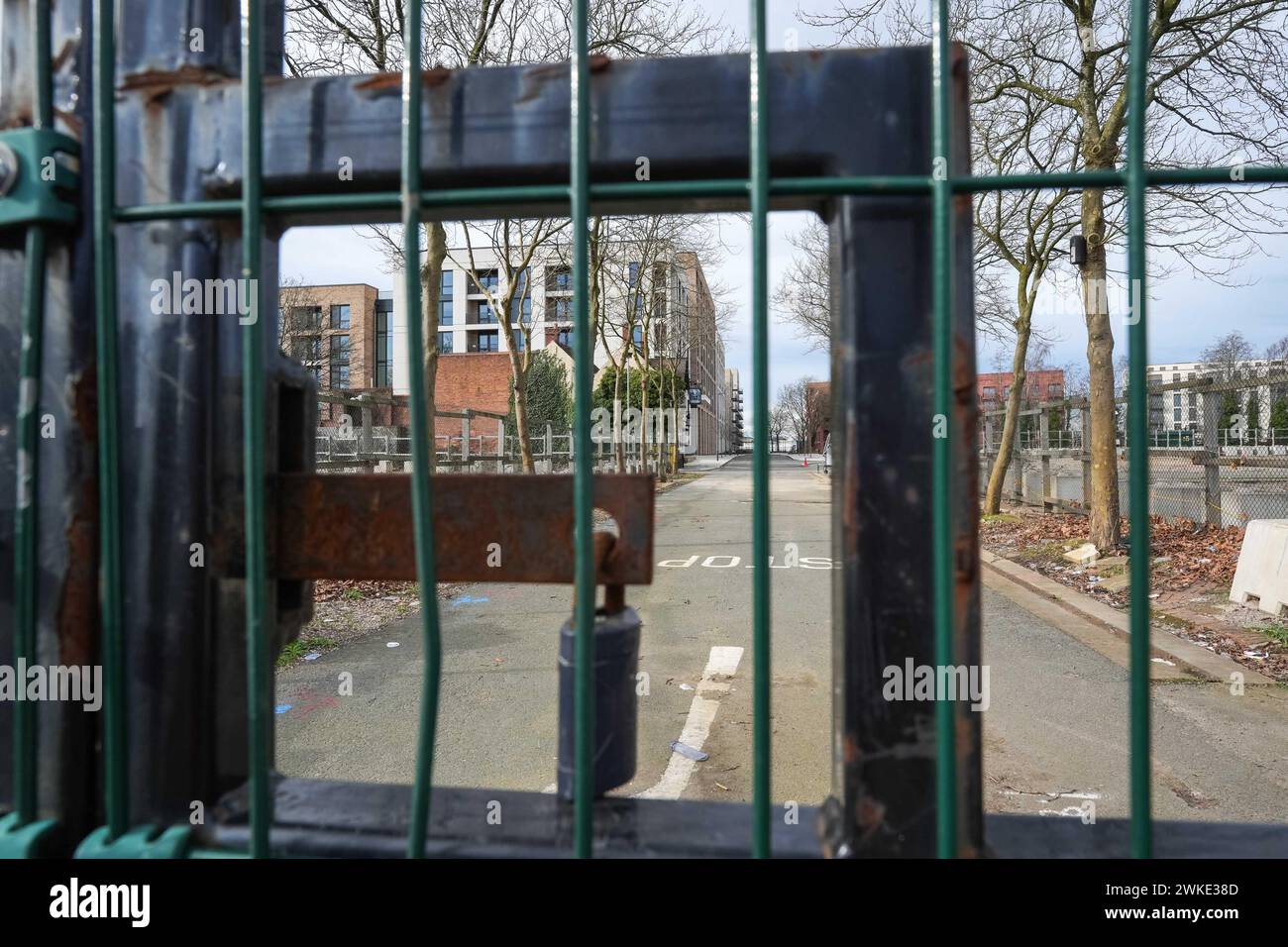 Perry Barr, Birmingham, 20. Februar 2024. Der Stadtrat von Birmingham hat das nie fertiggestellte Commonwealth Games Athleten Village zum Verkauf gebracht, da es versucht, Geld zu sammeln, während es Hunderte Millionen Pfund verschuldet ist. Das umzäunte Dorf, das auf dem alten Grundstück der Birmingham City University liegt (und den „Hare of the Dog“ University Pub in North Birmingham besitzt), hat noch nie eine Person in den Wohnungen geschlafen, die eigentlich an die Bewohner verkauft werden sollten. Quelle: Stop Press Media/Alamy Live News Stockfoto