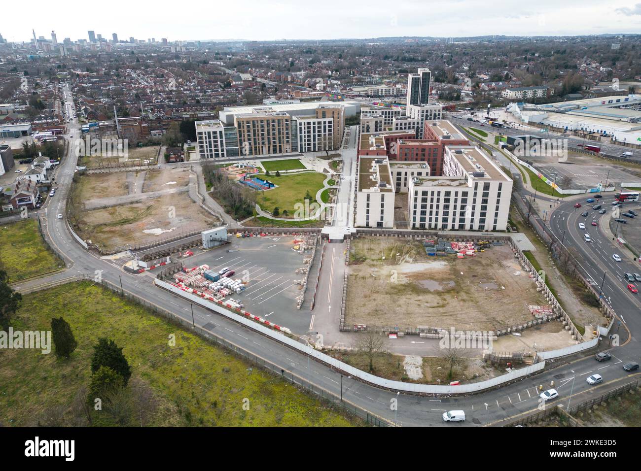 Perry Barr, Birmingham, 20. Februar 2024. Der Stadtrat von Birmingham hat das nie fertiggestellte Commonwealth Games Athleten Village zum Verkauf gebracht, da es versucht, Geld zu sammeln, während es Hunderte Millionen Pfund verschuldet ist. Das umzäunte Dorf, das auf dem alten Grundstück der Birmingham City University liegt (und den „Hare of the Dog“ University Pub in North Birmingham besitzt), hat noch nie eine Person in den Wohnungen geschlafen, die eigentlich an die Bewohner verkauft werden sollten. Quelle: Stop Press Media/Alamy Live News Stockfoto