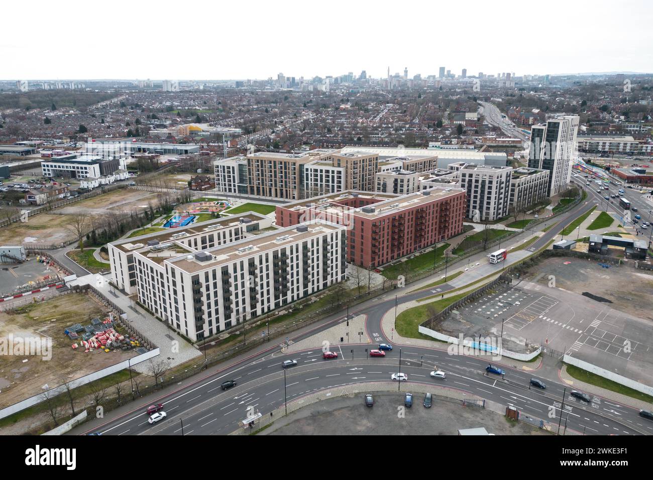 Perry Barr, Birmingham, 20. Februar 2024. Der Stadtrat von Birmingham hat das nie fertiggestellte Commonwealth Games Athleten Village zum Verkauf gebracht, da es versucht, Geld zu sammeln, während es Hunderte Millionen Pfund verschuldet ist. Das umzäunte Dorf, das auf dem alten Grundstück der Birmingham City University liegt (und den „Hare of the Dog“ University Pub in North Birmingham besitzt), hat noch nie eine Person in den Wohnungen geschlafen, die eigentlich an die Bewohner verkauft werden sollten. Quelle: Stop Press Media/Alamy Live News Stockfoto