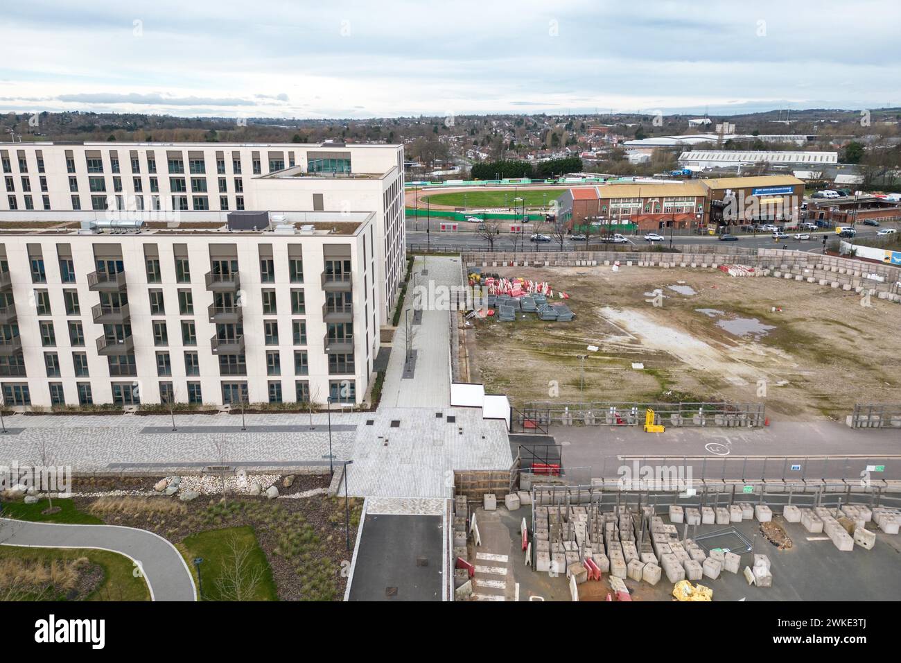 Perry Barr, Birmingham, 20. Februar 2024. Der Stadtrat von Birmingham hat das nie fertiggestellte Commonwealth Games Athleten Village zum Verkauf gebracht, da es versucht, Geld zu sammeln, während es Hunderte Millionen Pfund verschuldet ist. Das umzäunte Dorf, das auf dem alten Grundstück der Birmingham City University liegt (und den „Hare of the Dog“ University Pub in North Birmingham besitzt), hat noch nie eine Person in den Wohnungen geschlafen, die eigentlich an die Bewohner verkauft werden sollten. Quelle: Stop Press Media/Alamy Live News Stockfoto