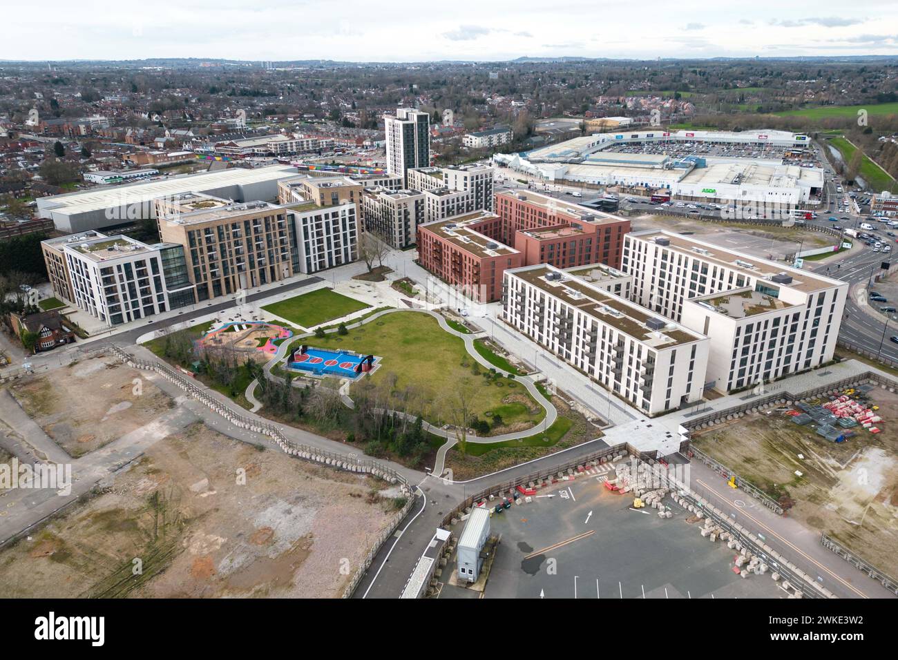 Perry Barr, Birmingham, 20. Februar 2024. Der Stadtrat von Birmingham hat das nie fertiggestellte Commonwealth Games Athleten Village zum Verkauf gebracht, da es versucht, Geld zu sammeln, während es Hunderte Millionen Pfund verschuldet ist. Das umzäunte Dorf, das auf dem alten Grundstück der Birmingham City University liegt (und den „Hare of the Dog“ University Pub in North Birmingham besitzt), hat noch nie eine Person in den Wohnungen geschlafen, die eigentlich an die Bewohner verkauft werden sollten. Quelle: Stop Press Media/Alamy Live News Stockfoto