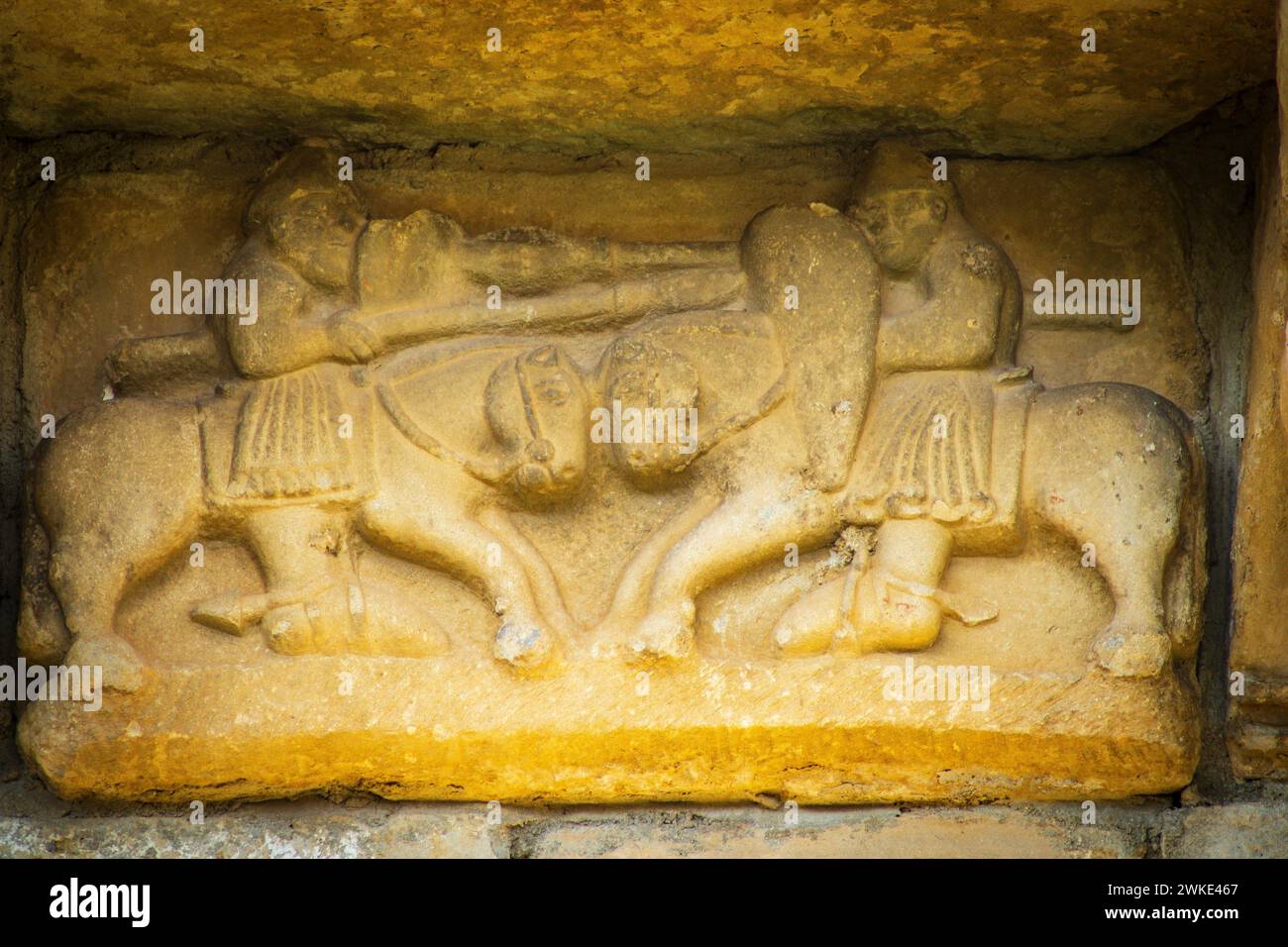 Krieger zu Pferd kämpfen mit Speer, romanische Kirche San Martin de Tours von Artaiz, Unciti Tal, Artaiz, Navarra, Spanien. Stockfoto