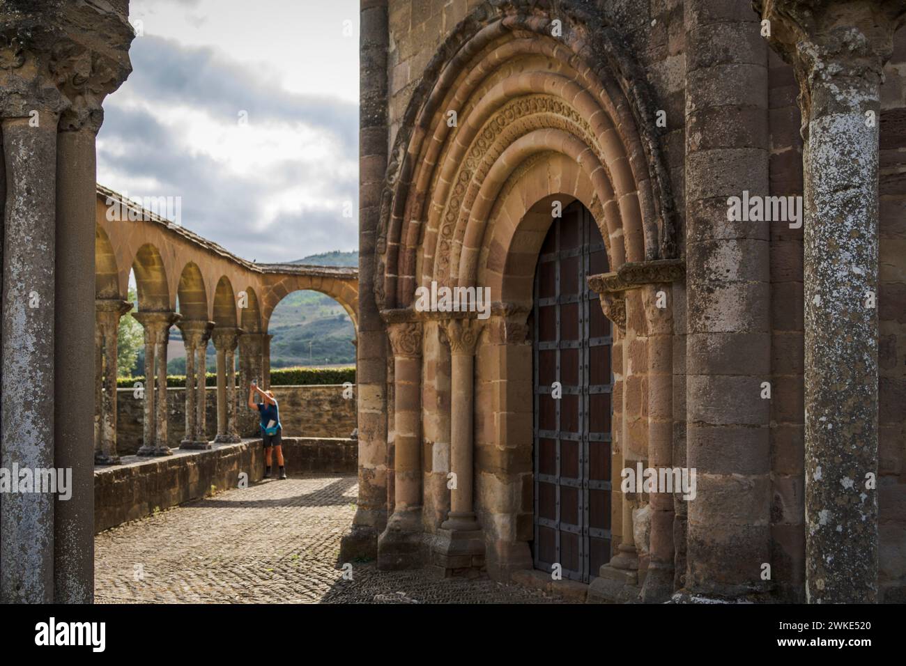 Kirche Santa Maria de Eunate, romanische Fassade, 12. Jahrhundert, Ilzarbe-Tal, Navarra, Spanien. Stockfoto