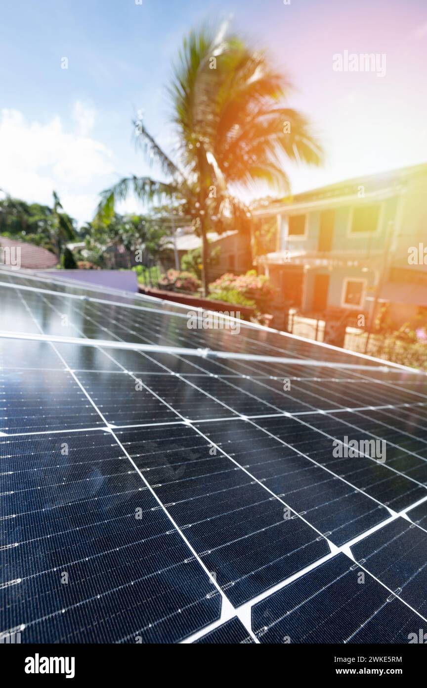 Thema Solarstromversorgung. Sonnenlicht traf Soalr-Platten auf dem Dach Stockfoto