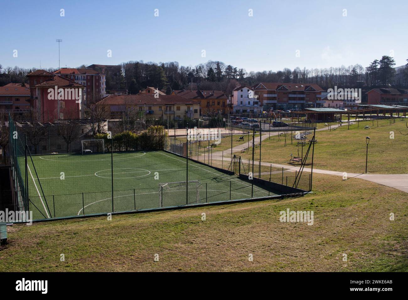 Ein Fußballfeld und ein öffentlicher Park in Avigliana, Italien Stockfoto
