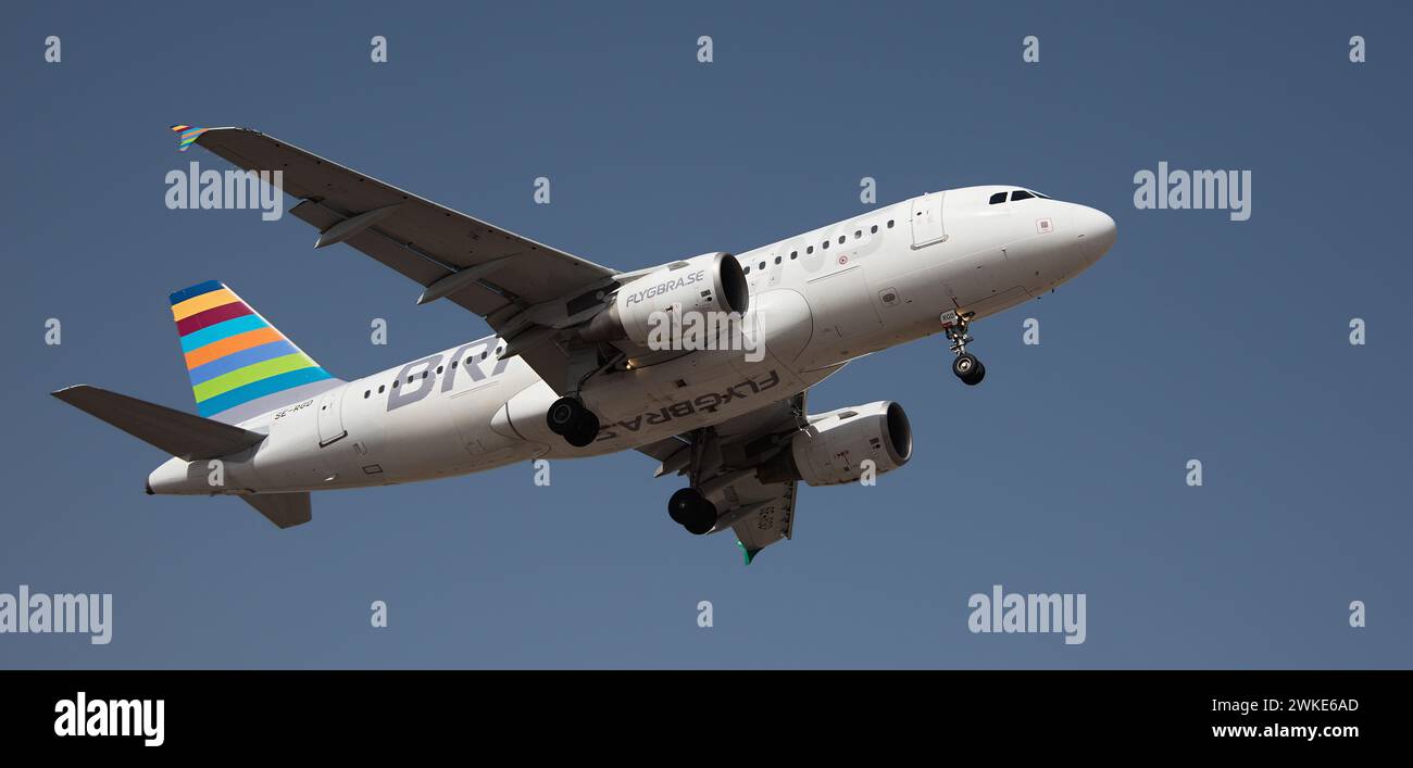 Teneriffa, Spanien, 18. Februar 2024. Airbus A319-112 Braathens Airlines fliegt am blauen Himmel. Landet am Flughafen Teneriffa Stockfoto