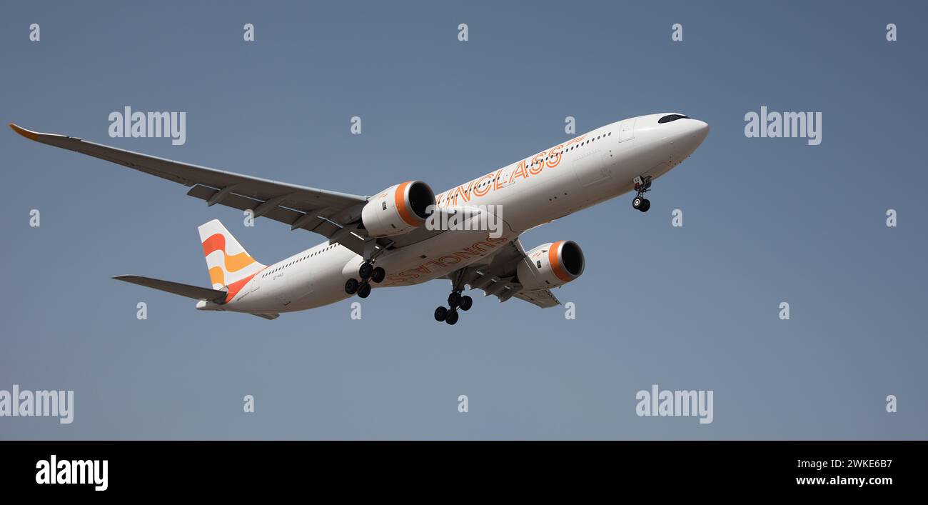 Teneriffa, Spanien, 18. Februar 2024. Airbus A330-941 Sunclass Airlines fliegt am blauen Himmel. Landet am Flughafen Teneriffa Stockfoto