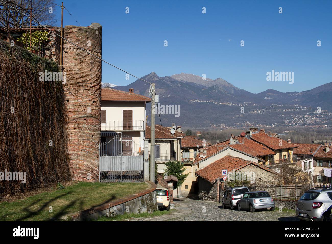 Überreste der Verteidigungsmauern des mittelalterlichen historischen Zentrums von Avigliana. Der Blick erstreckt sich über die Berge des unteren Susa-Tals im Piemont Stockfoto