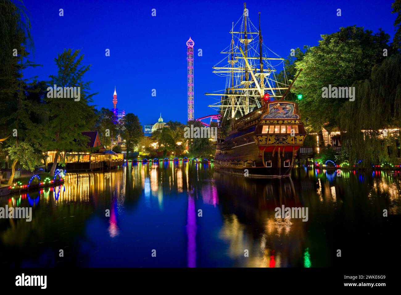 Galeerschiff im historischen Vergnügungspark - Tivoli Gärten in Kopenhagen, Dänemark Stockfoto