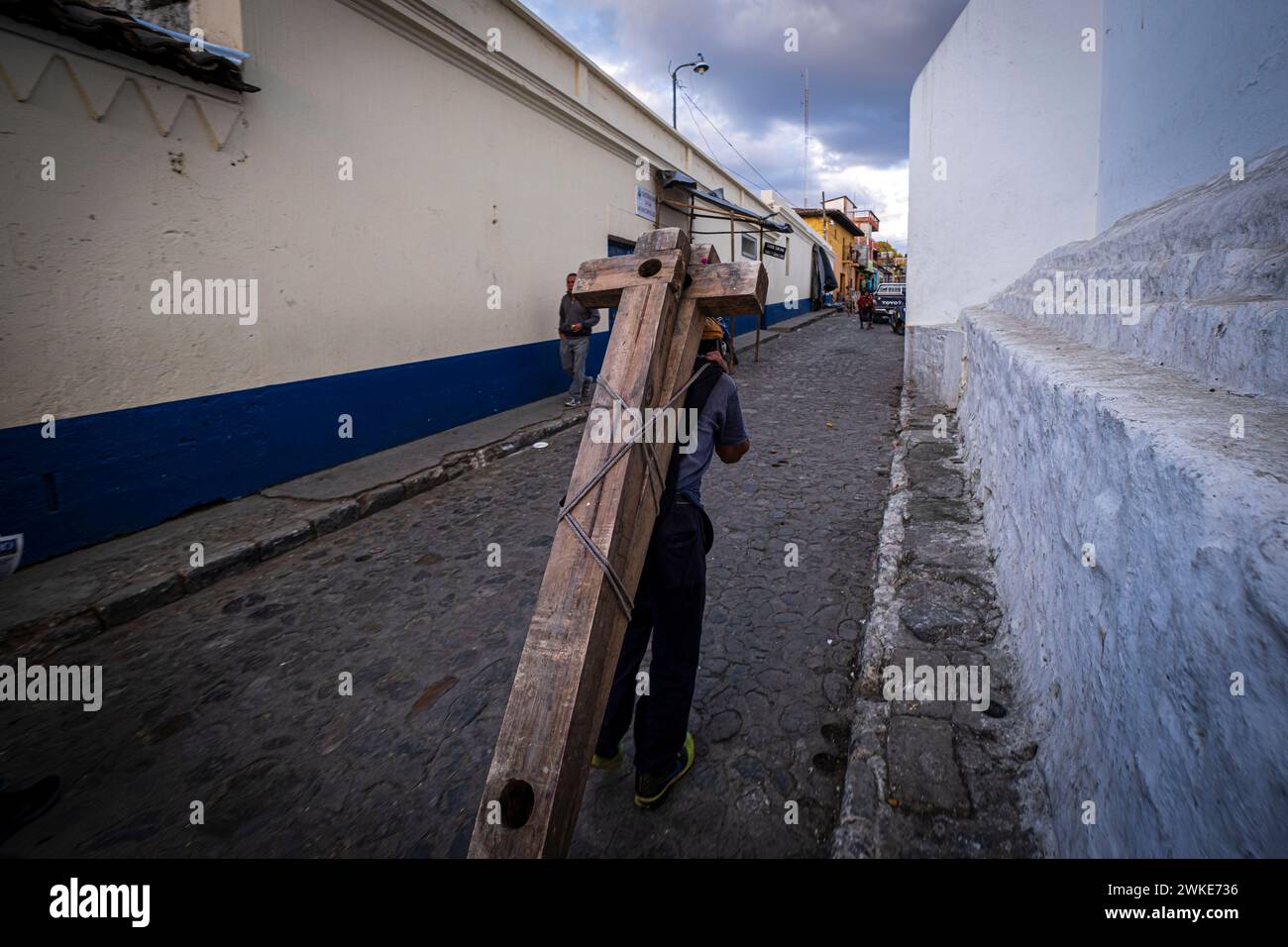 hombre portando Vigas como si fuera un penitente, Chichicastenango, Quiché, Guatemala, America Central. Stockfoto