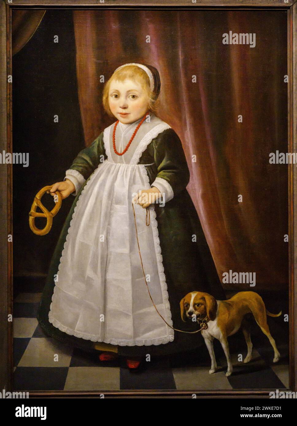 Ein Mädchen, das eine Brezel mit einem Hund an ihrer Seite hält, Jacob Gerrittz, Nins, Porträts von Kindern S. XVI-XIX, Sa Bassa Blanca Museum (msbb). Yannick Vu und Ben Jakober, Alcudia, Mallorca, Spanien. Stockfoto