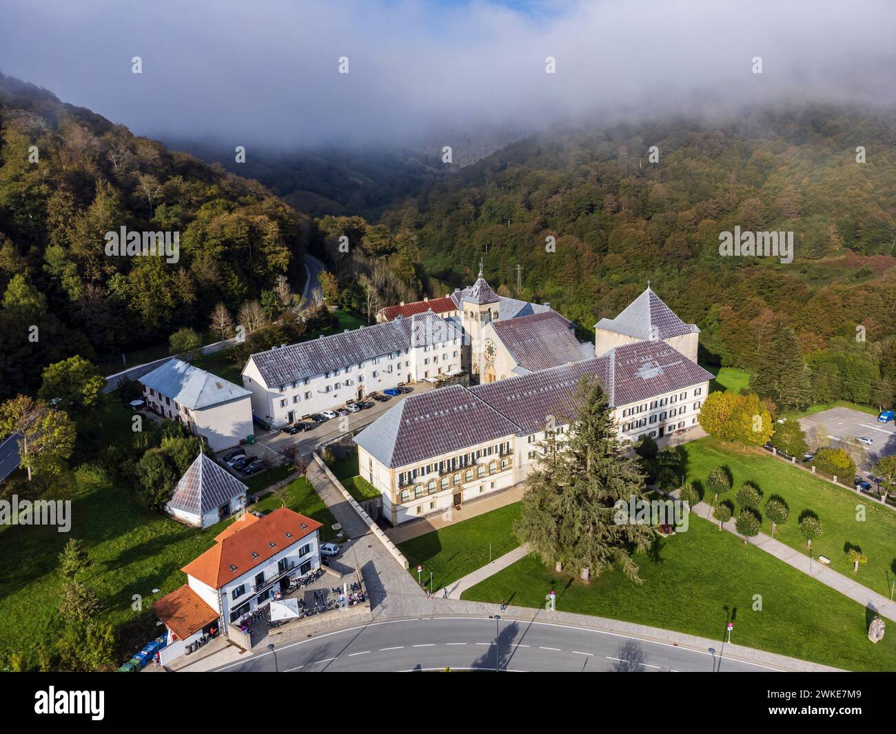 Roncesvalles, Königliche Stiftskirche Santa María de Roncesvalles, Straße Santiago, Navarra, Spanien. Stockfoto