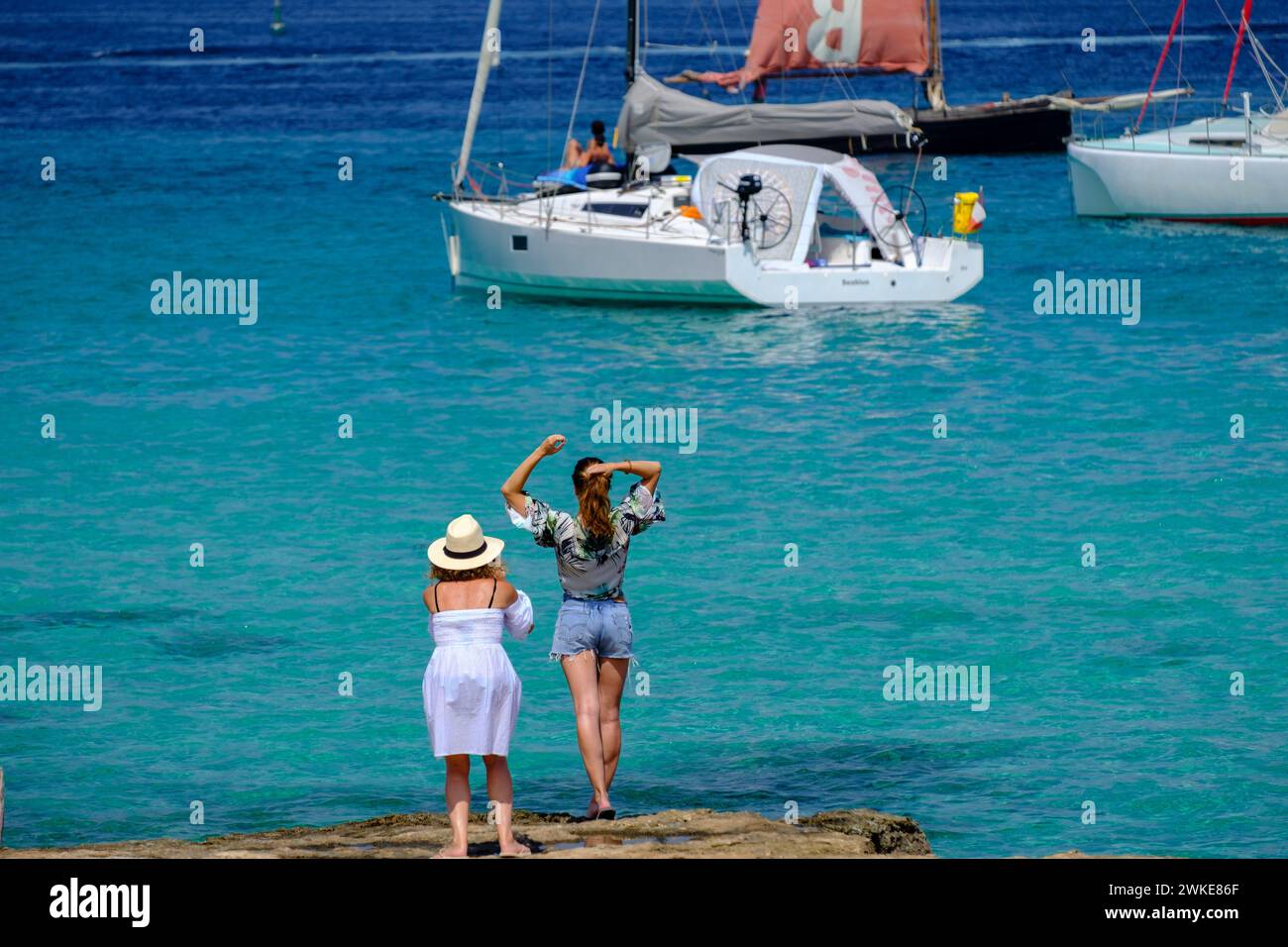 Enbarcaciones fondeadas frente Sa Sequi, Sa Savina, Parque Natural de Ses Salines de Ibiza y Formentera, Formentera, Balearen, Spanien. Stockfoto