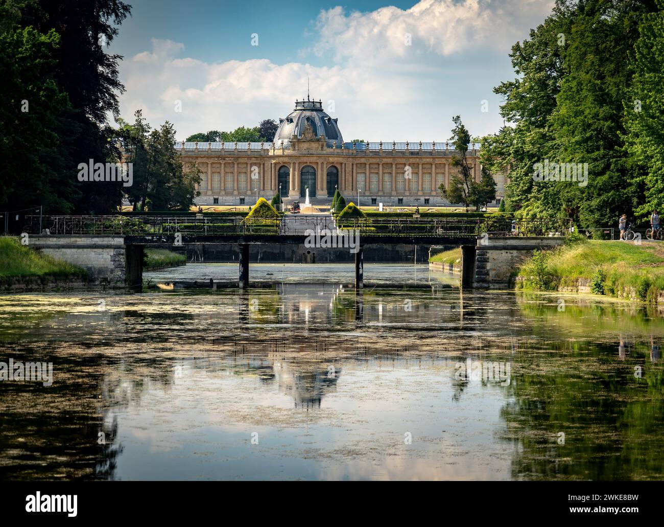 Die Außenseite des Afrikanischen Museums in Tervuren mit dem See und dem Brunnen an einem sonnigen Tag mit Reflexionen Stockfoto